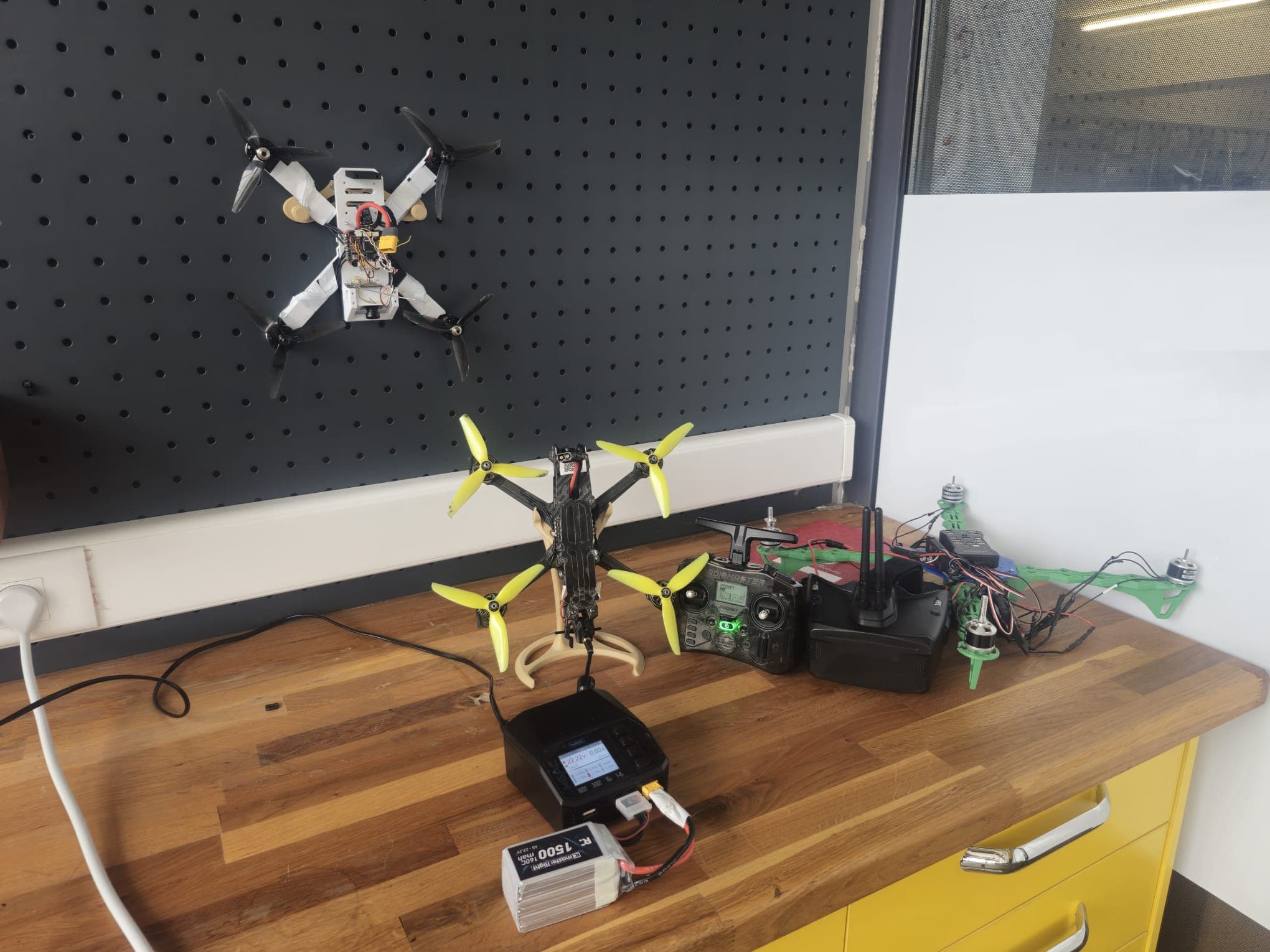 FPV drone'lar ve uçuş ekipmanı